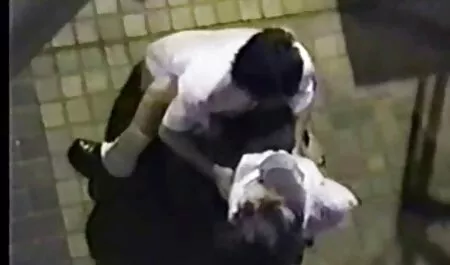 情熱的なブロンドの肛門が伸びて、お尻のメンバーの一人を目指しました 一徹 アダルト 無料