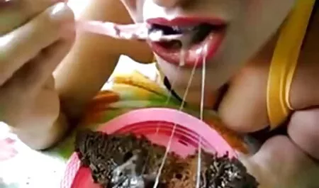 彼らはトイレのパンスト穴を通して売春婦を引っ張った 一徹 クンニ 動画
