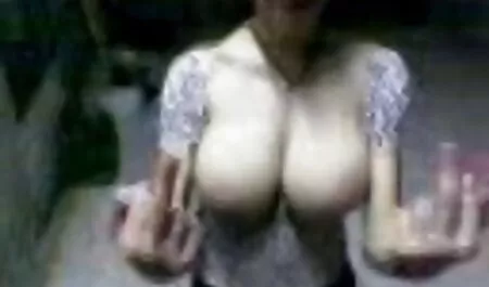 見ているために離婚している職場で赤毛の女の子は、彼女の口の中でハンカチを取りました 一徹 無料 アダルト