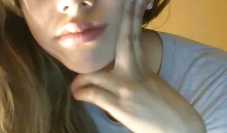彼女は微笑んで、彼女の足を広げ、彼女の友人を植えました 鈴木 一徹 エロ い