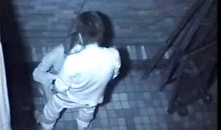寝て、彼女と一緒にアヒルを持っているいとこを振る 一徹 クンニ 動画